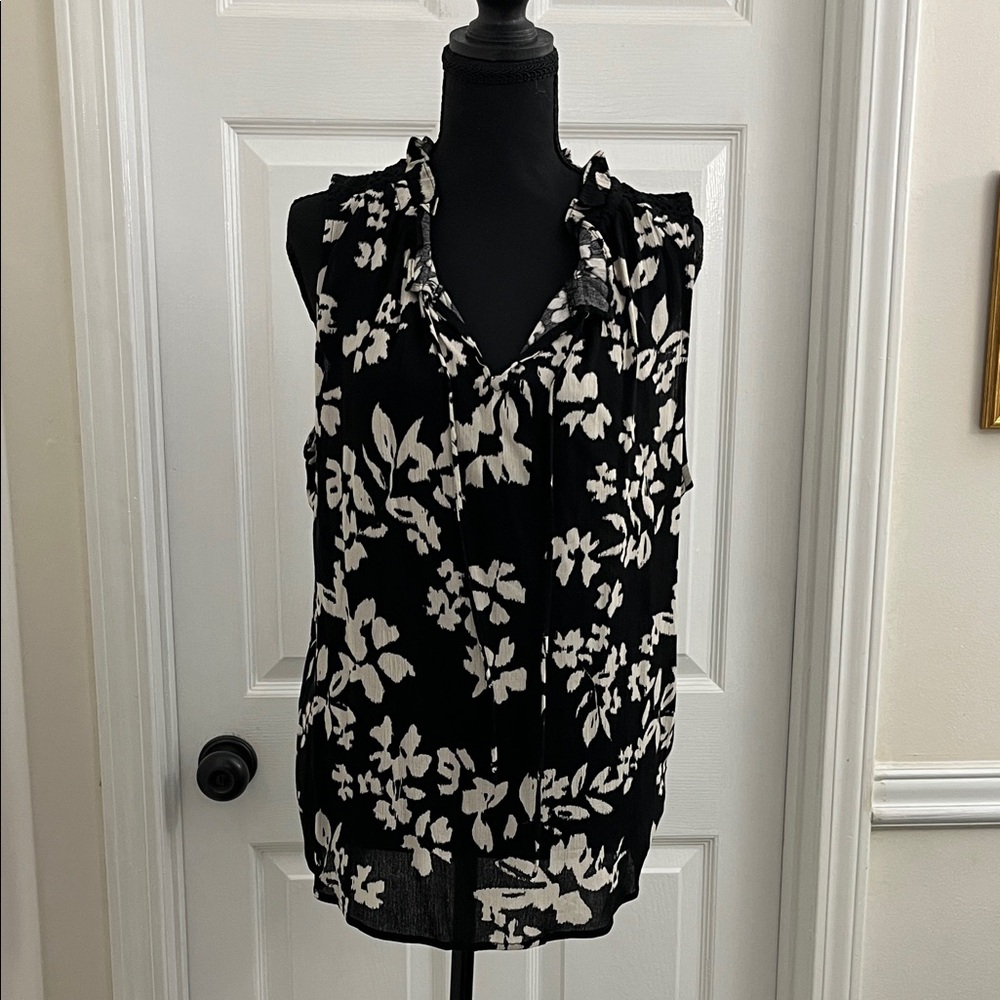 Chic Black and White Floral Sleeveless Top